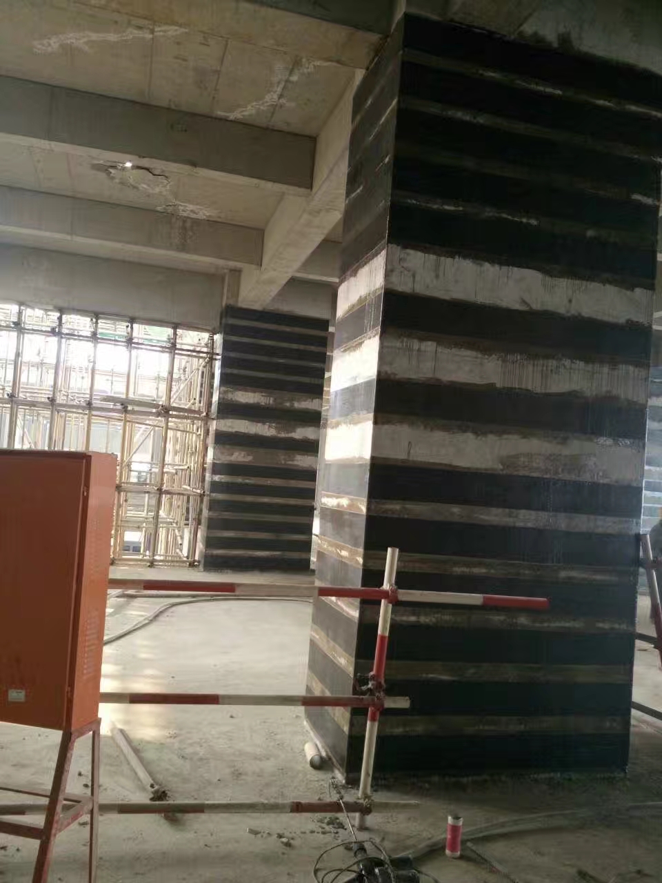 江汉石油管理局混凝土柱子漏振加固方法