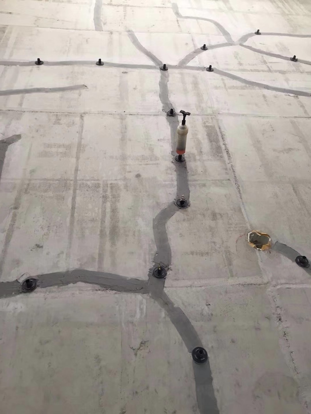 江汉石油管理局现浇钢筋混凝土楼板裂缝修补